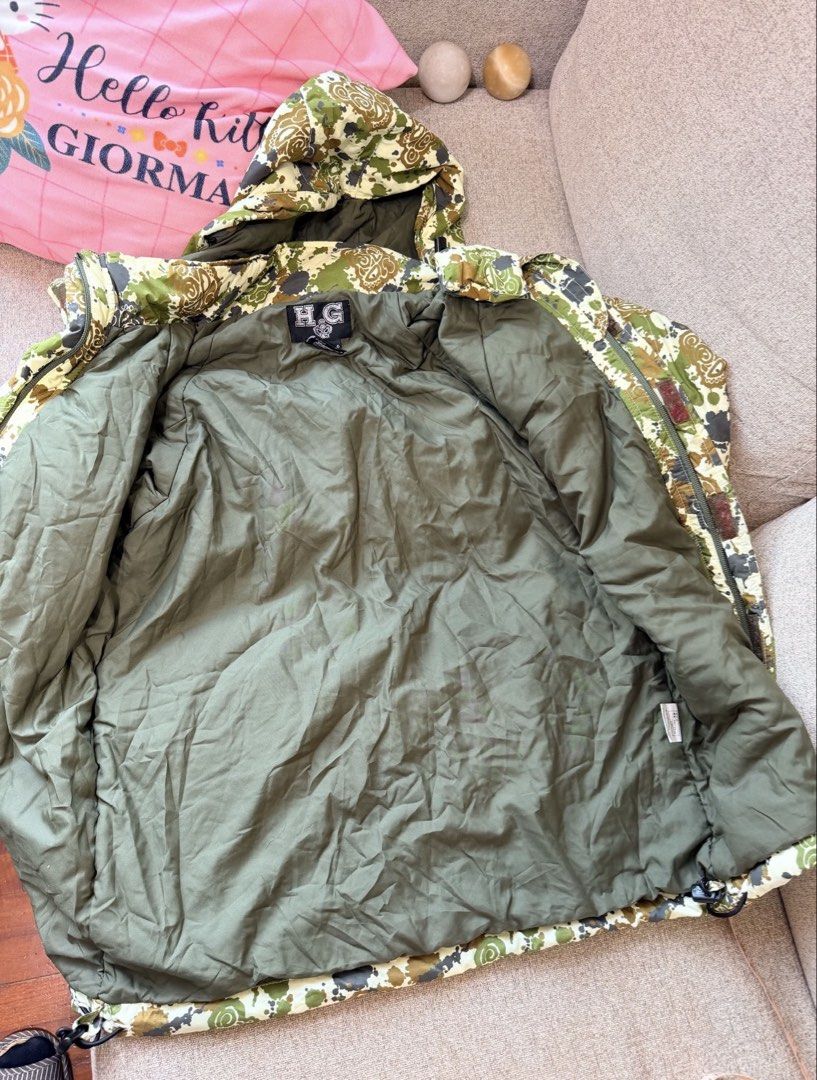 Hysteric Mini Jacket 中古 （分類：外套及戶外衣服）位於 Hong Kong。 由 calvin9603 提交（商品編號 1459005421，圖片 9）。簡介： 中古原裝Hysteric Mini迷彩綠外套，東京全新購買，較小使用。帶有可拆除帽子，拉鍊和口袋。外套的尺寸為130碼，太太154cm高也合穿。外套的迷彩圖非常獨特。130 size，已清潔衞生存放。 有興趣買家請提價及留電話確定，交易時間地點互就，大窩口地鐵站優先。可順豐到付。為避免爭坳，交收時請檢查清楚，交收後不設退換。