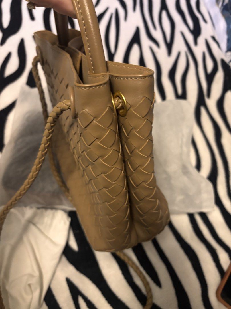 inspired bv gyard hand bag sling (Category: Tote Bags) located in Angeles City. Submitted by luxurybagphilippines_byqueen (Listing ID 1458967349, Image 2). Description: nabili kopo yan s isang seller ng 5500 kasama napo sf no engrave kayo na magpaengrave if bet nyo po mala CN BV or goyrd ang style nya slightly nego.