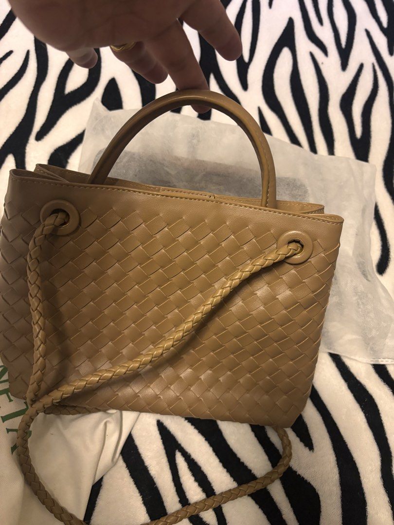 inspired bv gyard hand bag sling (Category: Tote Bags) located in Angeles City. Submitted by luxurybagphilippines_byqueen (Listing ID 1458967349, Image 3). Description: nabili kopo yan s isang seller ng 5500 kasama napo sf no engrave kayo na magpaengrave if bet nyo po mala CN BV or goyrd ang style nya slightly nego.