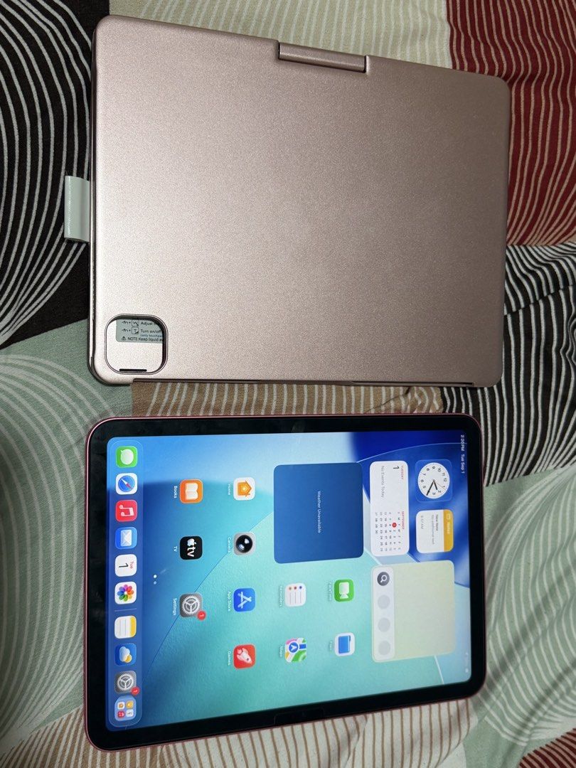 Ipad 10th gen 64gb with RGB KEYBOARD EITH TRACKPAD (Category: iPad) located in Baguio. Submitted by alvinflarks (Listing ID 1459029837, Image 2). Description: Good as new Ipad 10th gen Super kinis No hidden issue Pwd pwd sa maselan Comes with case and charger and the Keyboard with trackpad super ganda RGB na xa 17,000 only BAGUIO LA TRINIDAD AREA PWD COD COP SA MALAYO.
