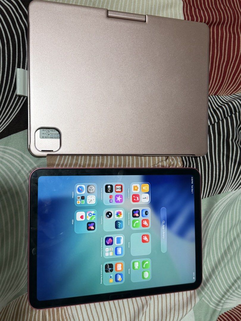 Ipad 10th gen 64gb with RGB KEYBOARD EITH TRACKPAD (Category: iPad) located in Baguio. Submitted by alvinflarks (Listing ID 1459029837, Image 3). Description: Good as new Ipad 10th gen Super kinis No hidden issue Pwd pwd sa maselan Comes with case and charger and the Keyboard with trackpad super ganda RGB na xa 17,000 only BAGUIO LA TRINIDAD AREA PWD COD COP SA MALAYO.