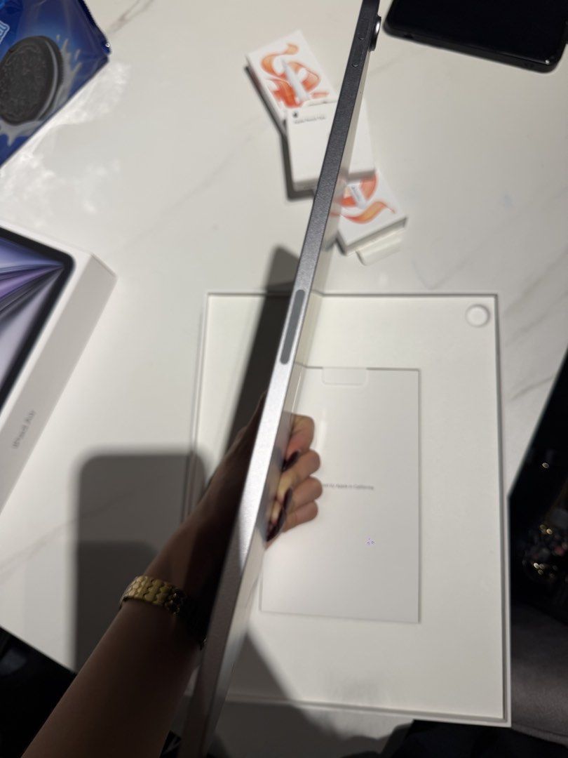 Ipad Air M2 13 inch 128gb (Category: iPad) located in Manila. Submitted by metrowonder (Listing ID 1458981616, Image 3). Description: Ipad Air M2 13 inch 128 gb Lady owned 100% smooth Used for a month only 32k ipad only 38k with apple pencil pro with tips You can check all you want upon meet up.