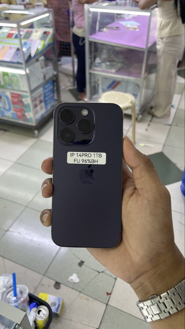 iPhone 14 Pro 1TERRA 96%BH OPENLINE NO ISSUE (Category: iPhone 14 Series) located in Manila. Submitted by benshop. (Listing ID 1458944835, Image 1). Description: FOR SALE | TRADE/SWAP Price : 36,000 php ▫️On hand: iPhone 14 Pro ▫️1TB ▫️Openline/Factory unlocked ▫️Deep Purple ▫️96% Batt health ▫️All Features Working INCLUSIONS & FREEBIES: *CHARGER SET *CLEAR CASE *TEMPERED GLASS MODE OF TRANSACTION: ▫️ STORE PICK UP (Preferred) ▫️MEET UP AROUND ME