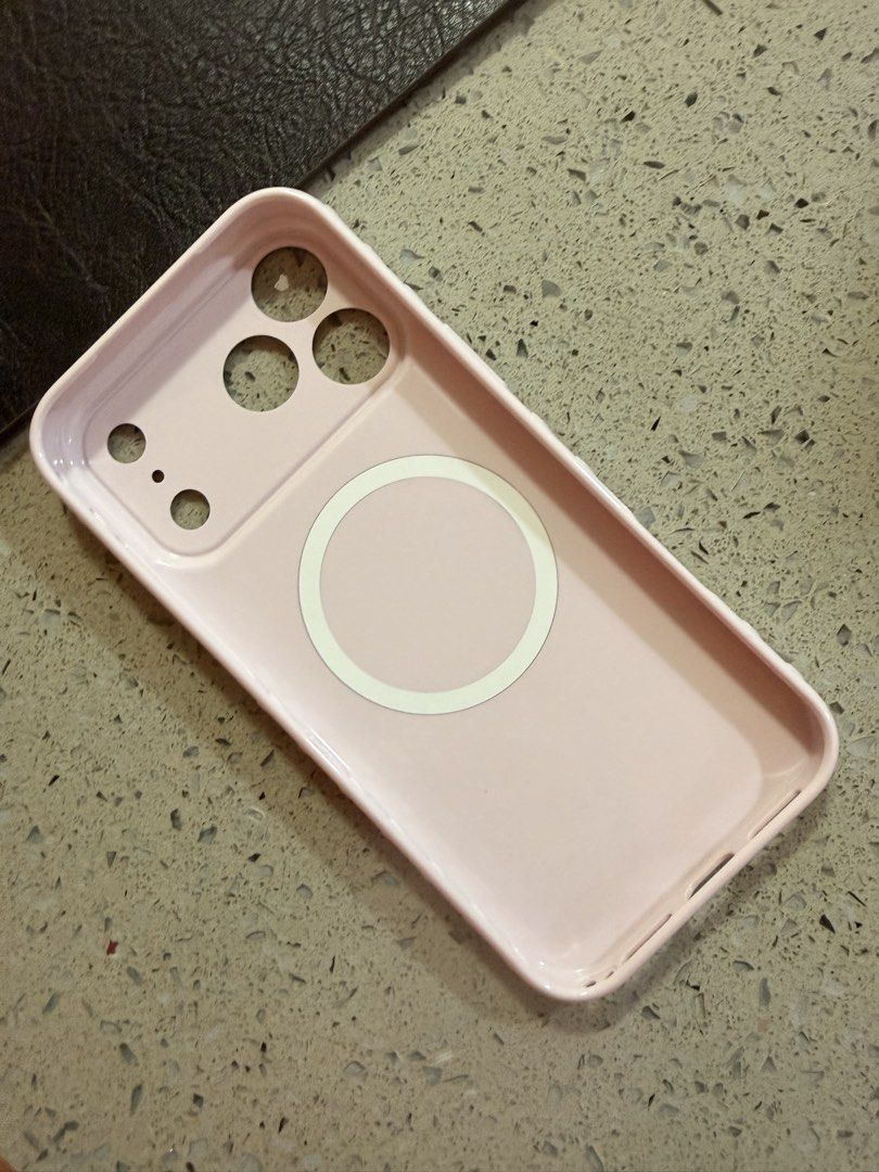 Iphone 17 pro max case (Category: Cases & Sleeves) located in Singapore. Submitted by lipstickstain (Listing ID 1458920708, Image 2). Description: Never used before bought from HK.