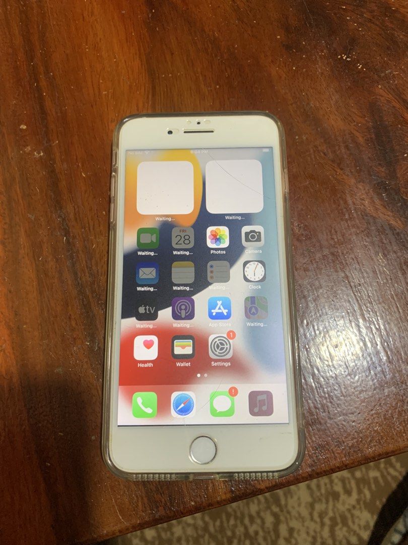 Iphone 7plus (Category: iPhone 7 Series) located in Santa Rosa. Submitted by clydekevin08 (Listing ID 1458902197, Image 1). Description: Screen crack still usable, no charger no box.