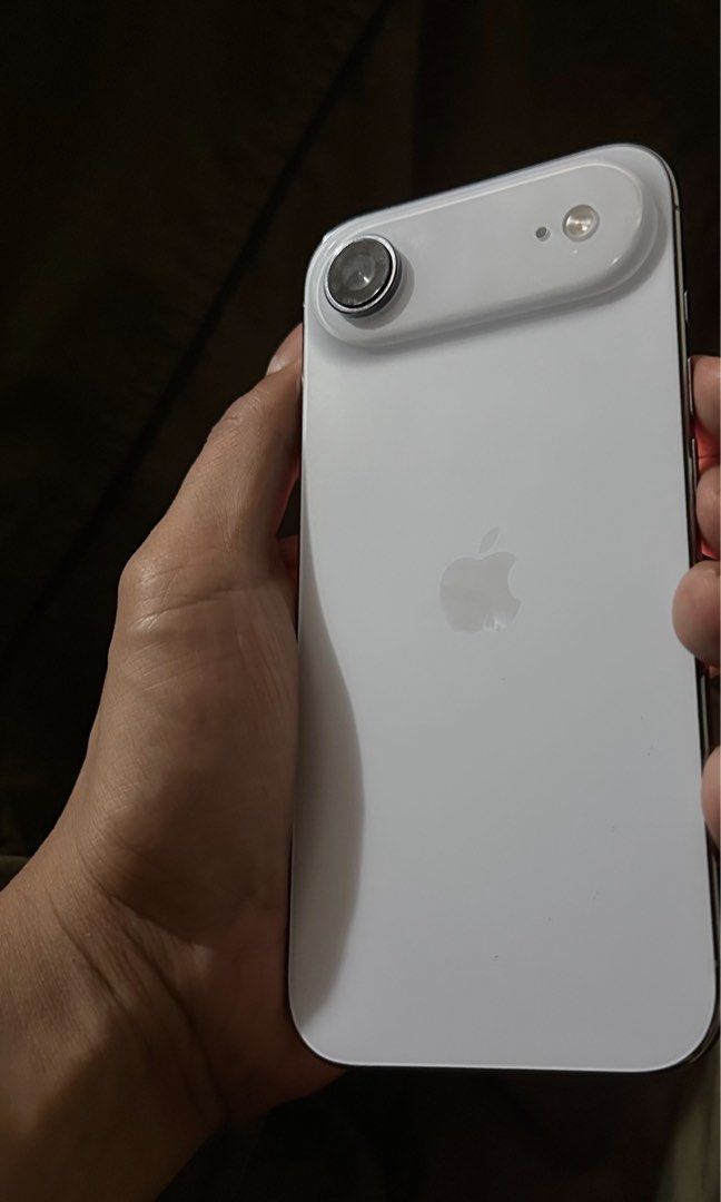 Iphone Air 256 GB (Category: iPhone 17 Series) located in Quezon City. Submitted by kyleeee_4 (Listing ID 1458926859, Image 3). Description: Iphone Air 256 GB eSim 92% bathealth 42k (slightly negotiable) unit comes as it is PM for more details Can do meet up around QC or metro .