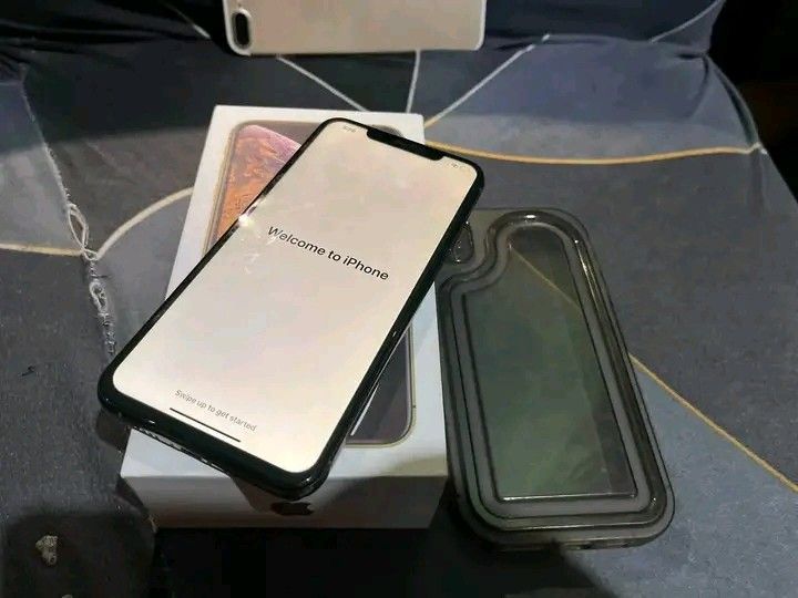 iPhone XS Max (Category: iPhone X Series) located in Sorsogon. Submitted by cla.04 (Listing ID 1459038587, Image 1). Description: Iphone Xs max 64gb Gold Complete package No issue 64GB all working Anysim and safe to reset .
