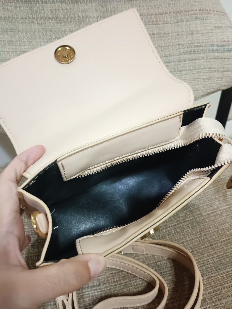 Jacquemus Le Chiquito Moyen (Category: Purses & Pouches) located in Manila. Submitted by queen.althea (Listing ID 1459009255, Image 3). Description: Brand : Jacquemus Type: Handbag Color : Beige (replica).