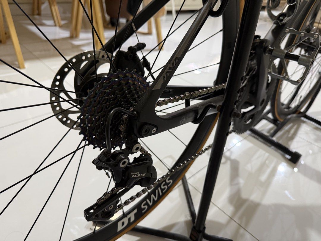 JAVA VESUVIO DISC CARBON (Category: Bicycles) located in Cyberjaya. Submitted by faizfaisal.png (Listing ID 1459031221, Image 3). Description: 🚴‍♂️ JAVA VESUVIO DISC CARBON T700 – SHIMANO 105 Nak letgo, condition masih baik & ready to ride. • Size 540 • Carbon T700 frame + carbon fork • Shimano 105 R7000 2x11 • DECA 40mm aluminium wheelset • Hydraulic disc brake • 700x25c tyres 🎁 FREE GIFT worth RM700+ • Cairbull helmet 55–61cm • Fizik cycling 