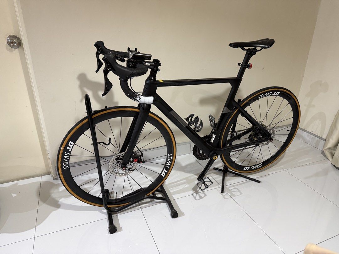 JAVA VESUVIO DISC CARBON (Category: Bicycles) located in Cyberjaya. Submitted by faizfaisal.png (Listing ID 1459031221, Image 1). Description: 🚴‍♂️ JAVA VESUVIO DISC CARBON T700 – SHIMANO 105 Nak letgo, condition masih baik & ready to ride. • Size 540 • Carbon T700 frame + carbon fork • Shimano 105 R7000 2x11 • DECA 40mm aluminium wheelset • Hydraulic disc brake • 700x25c tyres 🎁 FREE GIFT worth RM700+ • Cairbull helmet 55–61cm • Fizik cycling 