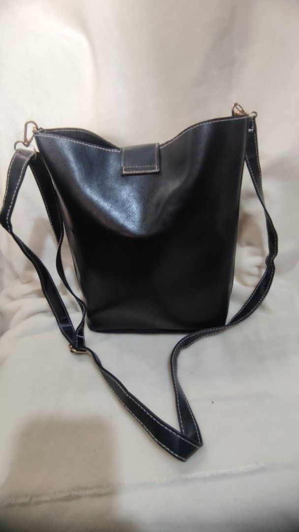 Jill Stuart Black Bucket Bag (Category: Luxury Bags & Wallets) located in Manila. Submitted by annetteasi22390 (Listing ID 1458951690, Image 1). Description: - Stylish black bucket bag - Elegant gold buckle detail - Versatile top handle and long strap - Secure magnetic closure - Ample interior space - Ideal for everyday use.