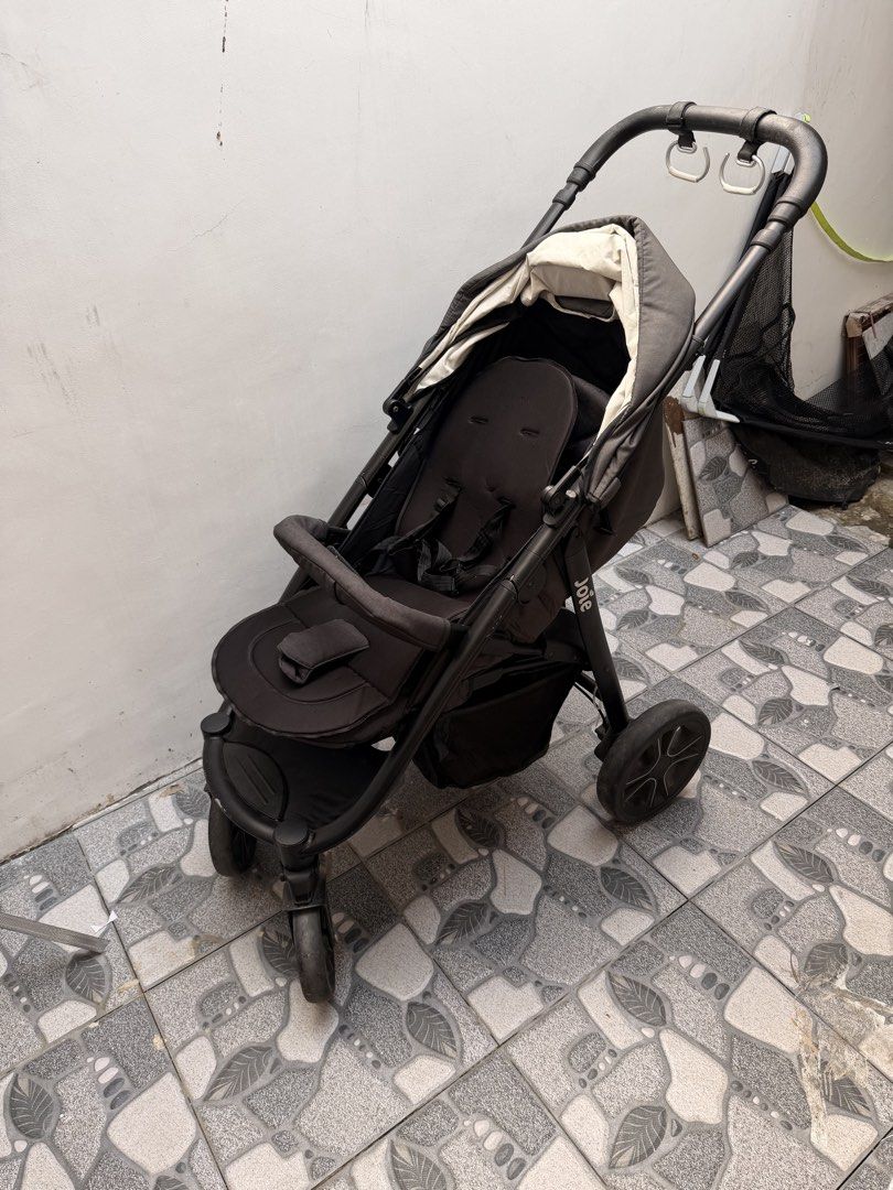 Joie Coal Literax 4 Modular Stroller - One hand fold (Category: Strollers) located in Muntinlupa City. Submitted by bellevalcorner (Listing ID 1458913183, Image 3). Description: - Joie stroller in Coal - Easy to fold and maneuver - Canopy with mesh peek-a-boo window - 5-point harness for safety - Convenient storage basket underneath - Ideal for everyday use -original price : 14,999.75 RFS: No longer needed -Slightly used -Need wash.