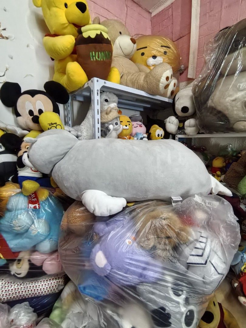 Large Grey Seal Plush Toy 90cm Mallowtype (Category: Plushies & Soft Toys) located in Paranaque City. Submitted by furugiyafinds (Listing ID 1458896101, Image 1). Description: - Super soft and squishy grey seal plush toy - Approximately 90cm long - Mallowtype filling for ultimate cuddliness - Ideal for hugging or as a comfy pillow - Adorable and huggable design.