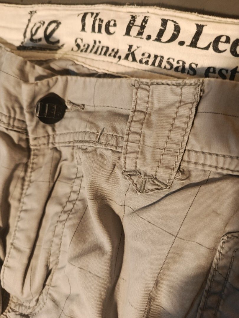 Lee Men's Utility Cargo Shorts Y2k (Category: Shorts) located in Quezon City. Submitted by eldridge12 (Listing ID 1458986498, Image 2). Description: color: 10/10 condition: 7/10 mop: gcash/maya +sf! meet up: qc area pm for dimes!.