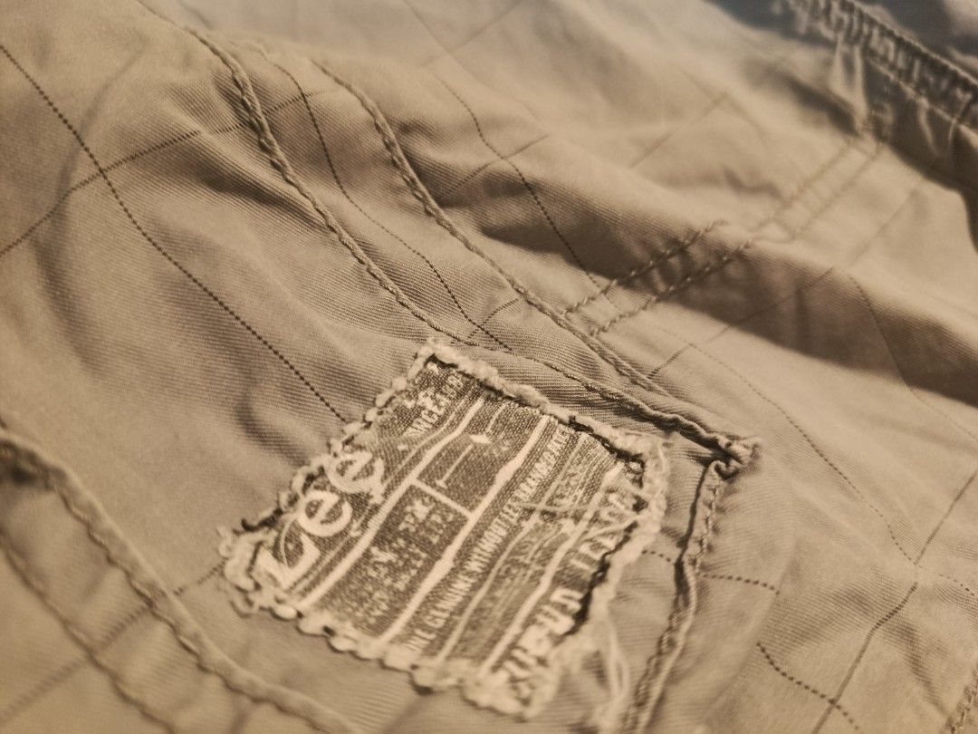 Lee Men's Utility Cargo Shorts Y2k (Category: Shorts) located in Quezon City. Submitted by eldridge12 (Listing ID 1458986498, Image 3). Description: color: 10/10 condition: 7/10 mop: gcash/maya +sf! meet up: qc area pm for dimes!.