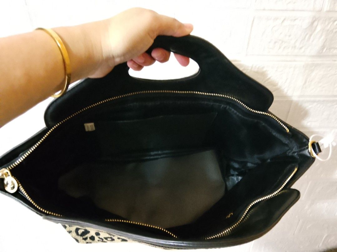 Leopard Print Tote Bag (Category: Luxury Bags & Wallets) located in Caloocan City. Submitted by fastfox_316d35 (Listing ID 1458964281, Image 2). Description: - Stylish leopard hand bag - Accented with black leather trim and handles. - Secure zipper closure. - Interior features one zippered pocket and one slip pocket. - Elegant gold-tone hardware. - Versatile for everyday use or evening outings. - new with minimal flaw.
