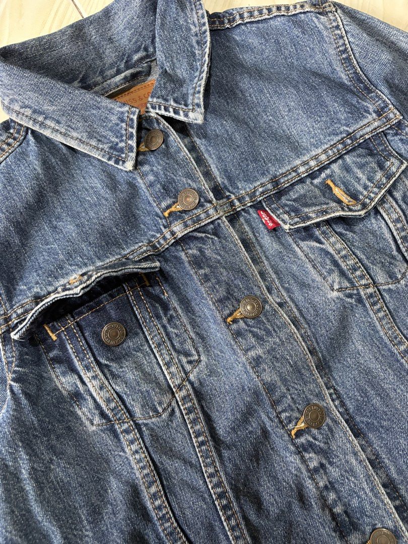 Levi’s denim crop (Category: Others Tops) located in Carmona. Submitted by arthrift.31 (Listing ID 1459062864, Image 2). Description: Width:17 Length:19 Condition: Still excellent Colorrate:9.5/10.