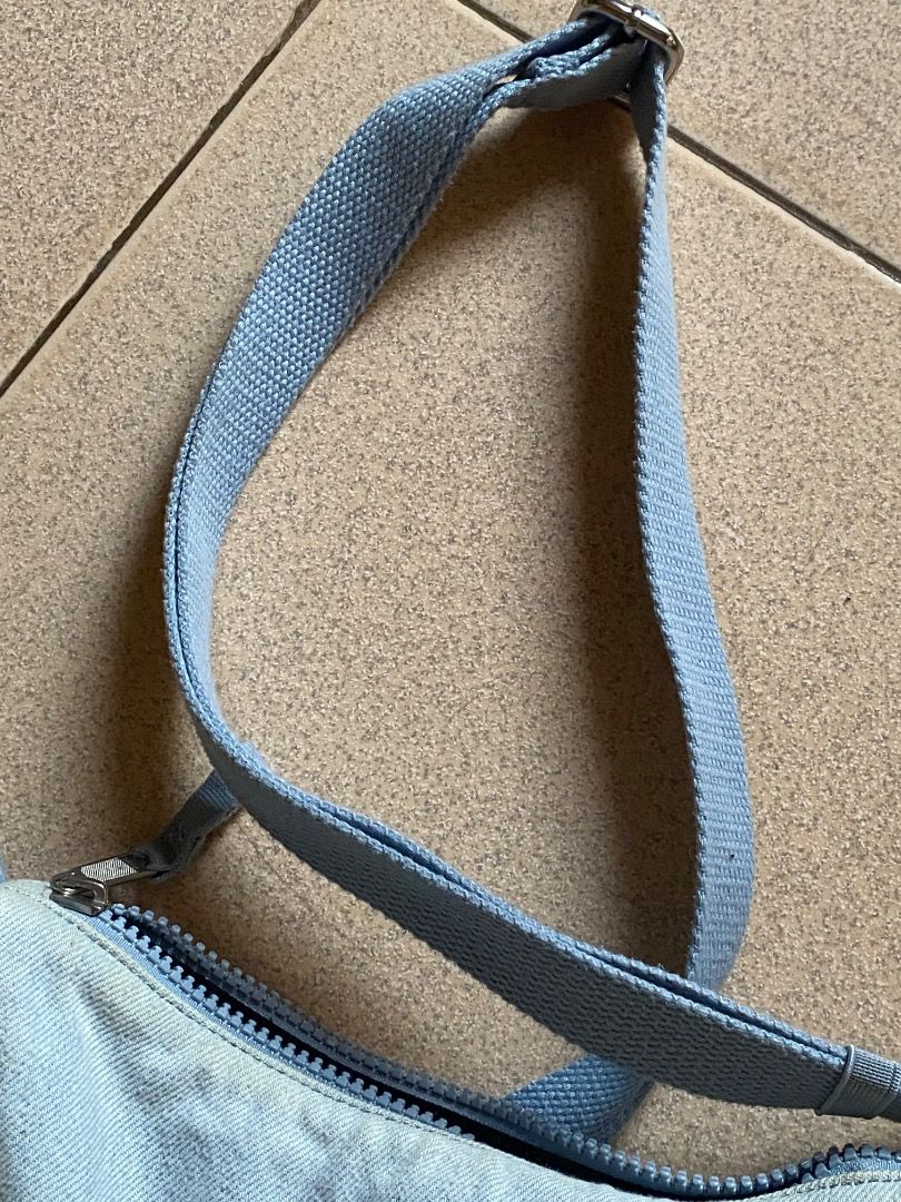 Levi's Denim Sling Bag (Category: Cross-body Bags) located in Manila. Submitted by pandi11. (Listing ID 1458965961, Image 3). Description: has yellow stains zipper area not sure how to remove, lagi sya nagkakaroon pag ginagamit sa labas - Brand: Levi's - Color: Light Blue Denim - Closure: Zipper - Strap: Adjustable - Style: Simple & Classic - Perfect for: Everyday use, carrying essentials.