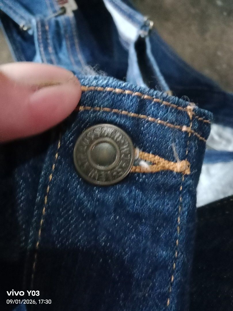 LEVI'S jumper (Category: Others Tops) located in Cabuyao City. Submitted by blake657 (Listing ID 1458984006, Image 2). Description: LEVI'S jumper .
