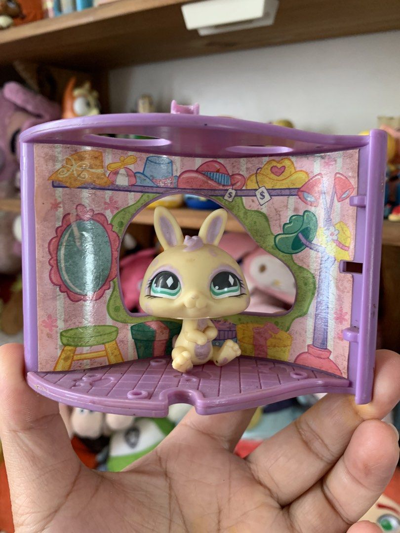 Littlest Pet Shop Bunny (Category: Designer & Blind Box Toys) located in Imus. Submitted by plushfinds (Listing ID 1458932840, Image 1). Description: - Made by Hasbro in 2006 - Ideal for Littlest Pet Shop collectors and children.