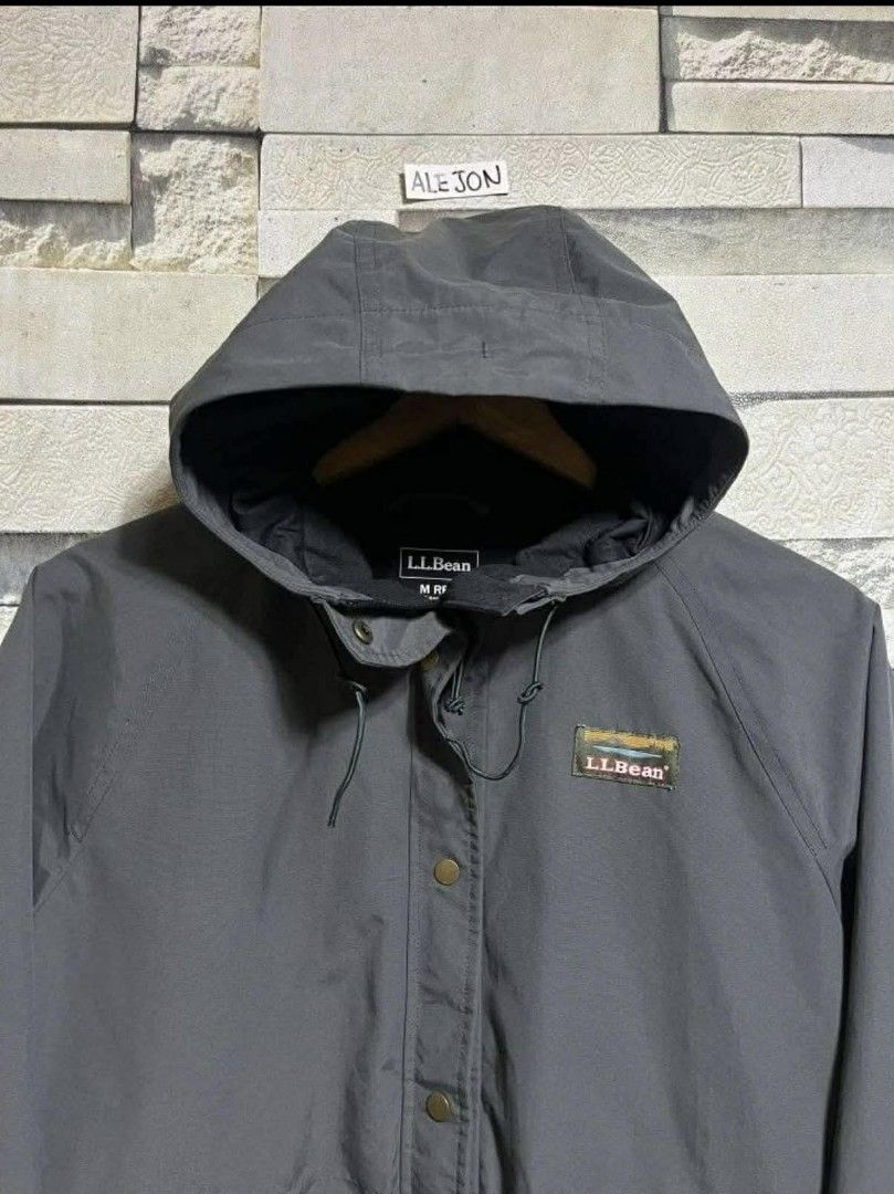 L.L. BEAN PATCH LOGO GREY UTILITY JACKET (Category: Coats, Jackets and Outerwear) located in Santa Rosa. Submitted by alejon007 (Listing ID 1458997284, Image 3). Description: LL BEAN PATCH LOGO GREY UTILITY JACKET 100% Legit Excellent condition No issues Size medium 27 x 20 PRIC 1⃣2⃣8⃣0⃣ PM.