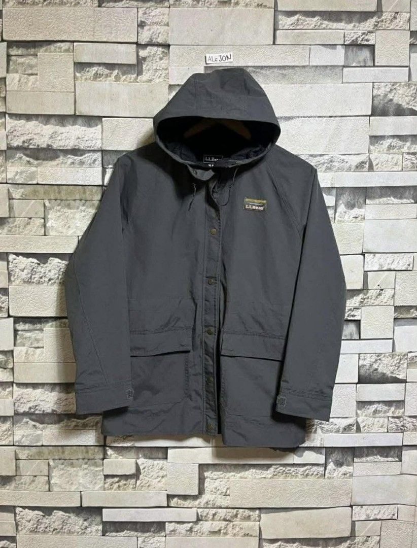 L.L. BEAN PATCH LOGO GREY UTILITY JACKET (Category: Coats, Jackets and Outerwear) located in Santa Rosa. Submitted by alejon007 (Listing ID 1458997284, Image 2). Description: LL BEAN PATCH LOGO GREY UTILITY JACKET 100% Legit Excellent condition No issues Size medium 27 x 20 PRIC 1⃣2⃣8⃣0⃣ PM.