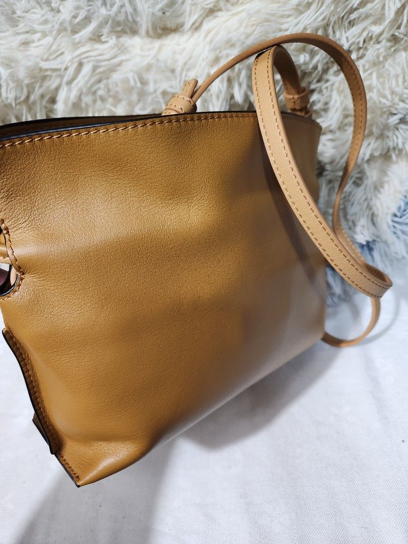 Loewee (Category: Luxury Bags & Wallets) located in Baguio. Submitted by conieyolac66447 (Listing ID 1458937805, Image 3). Description: .