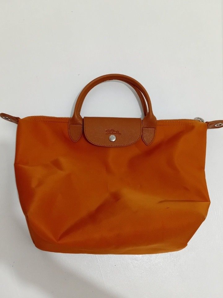 Longchamp Le Pliage Neo MEDIUM handbag (Category: Luxury Bags & Wallets) located in Manila. Submitted by eriiicaspage (Listing ID 1458965006, Image 3). Description: PreOwned Lightly USed Authentic LONGCHAMP PLIAGE NEO MEDIUM handbag - Durable nylon body with elegant leather handles and trim - Secure zipper closure with a snap tab - Includes a detachable shoulder strap for versatile carrying - Ideal as a stylish and practical everyday bag wth Jell