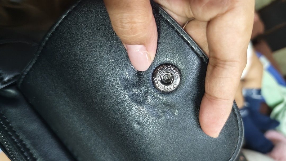 Longchamp Le Pliage Tote Bag Black Leather (Category: Luxury Bags & Wallets) located in Antipolo. Submitted by robannrave98496 (Listing ID 1458955115, Image 3). Description: - Classic black Longchamp tote bag - Made of leather - Signature Longchamp logo on snap closure - Interior features iconic Longchamp pattern - Secure top zipper closure - Comfortable, easy-to-carry handles - Ideal for everyday use.