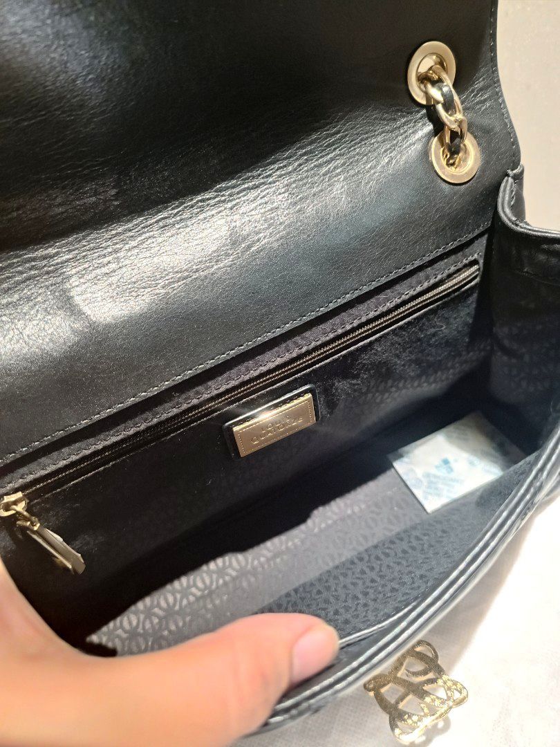 Louis Quatorze Convertible chain (Category: Cross-body Bags) located in Makati City. Submitted by ja_23 (Listing ID 1458959037, Image 3). Description: Payment first---Shipping via lalamove/jnt(shouldered by the buyer) Personal Preloved looks new hardwares 9.5/10.