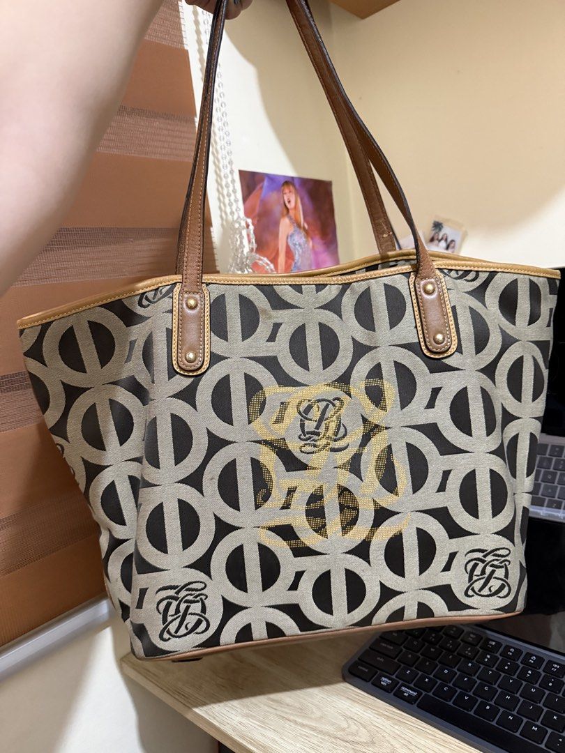 Louis Quatorze Monogram Canvas Large Tote Bag (Category: Tote Bags) located in Tarlac. Submitted by feebee01 (Listing ID 1459086288, Image 1). Description: - large tote bag - flaws: slightly dirty canvas and worn handles.. if maselan you can clean it, pero if hindi, no need to clean. i personally used this as a pickleball bag. can fit paddles, water bottle, and shoes..