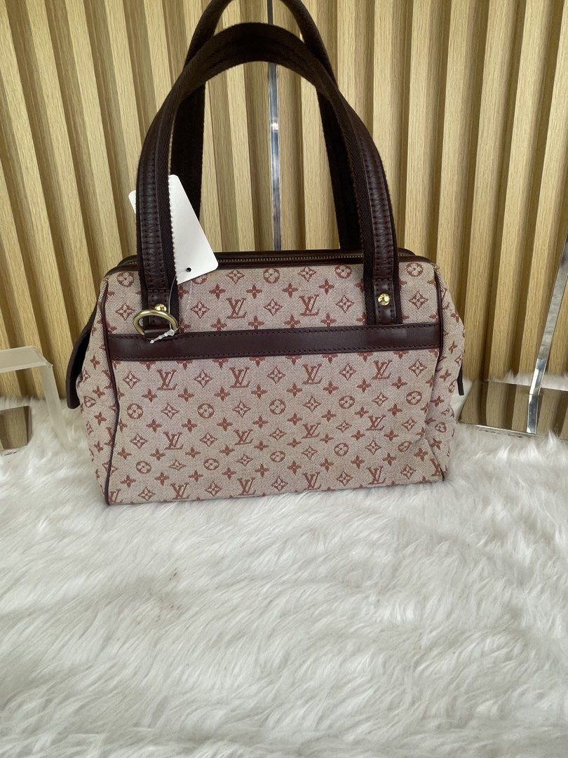 Louis Vuitton Monogram Canvas Handbag (Category: Luxury Bags & Wallets) located in Manila. Submitted by cuaresmahajji (Listing ID 1459059806, Image 2). Description: - Authentic Louis Vuitton Monogram Canvas Handbag - Classic brown leather trim and handles - Secure zipper closure with two small padlocks - Interior zippered pocket - Interior shows some light stains - Ideal for everyday use.