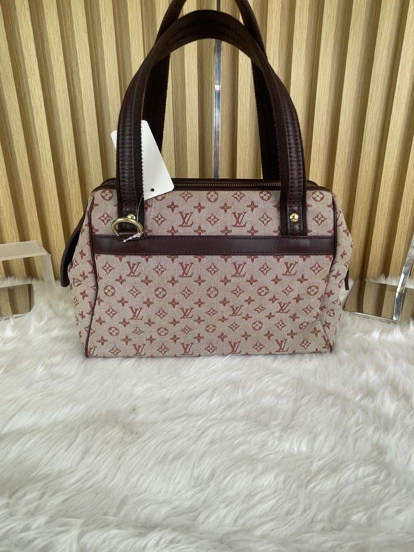 Louis Vuitton Monogram Canvas Handbag (Category: Luxury Bags & Wallets) located in Manila. Submitted by cuaresmahajji (Listing ID 1459059806, Image 1). Description: - Authentic Louis Vuitton Monogram Canvas Handbag - Classic brown leather trim and handles - Secure zipper closure with two small padlocks - Interior zippered pocket - Interior shows some light stains - Ideal for everyday use.