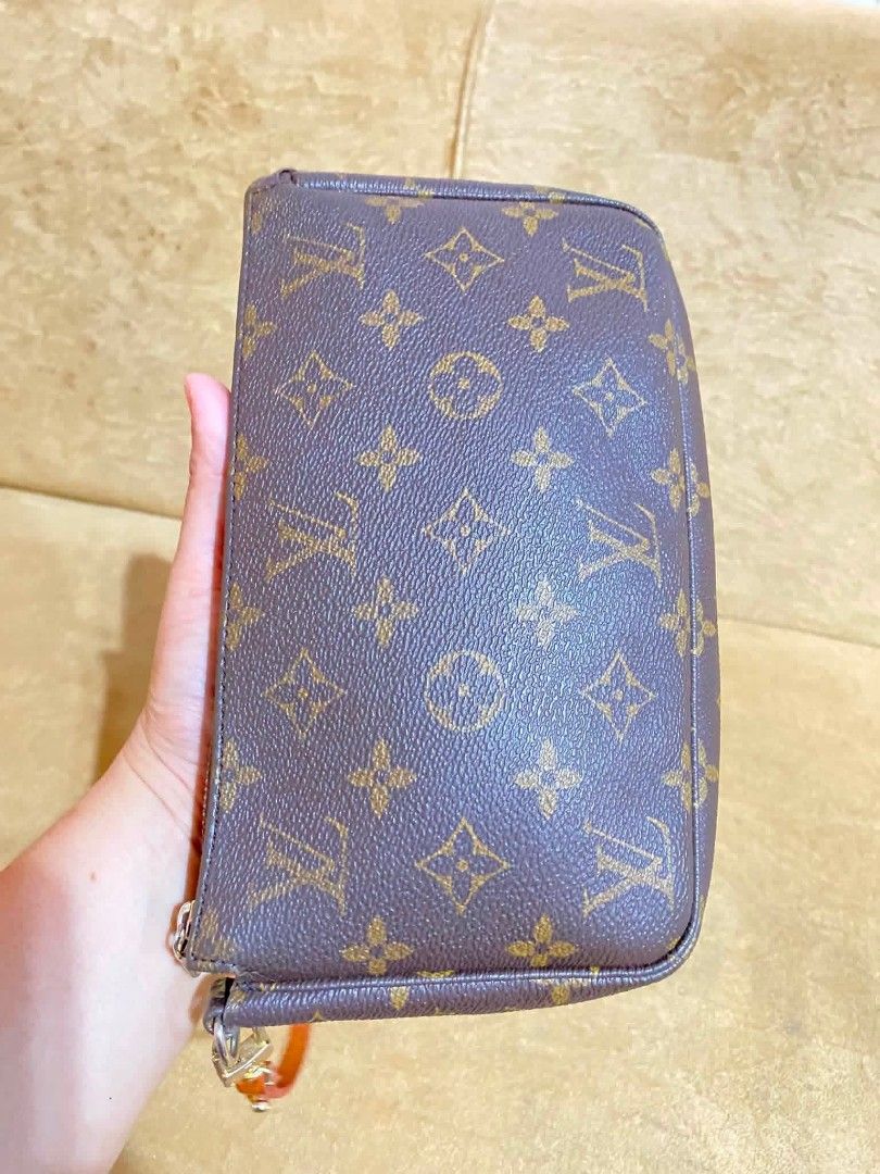 lv (Category: Luxury Bags & Wallets) located in Dumaguete. Submitted by camillaolshoppe2 (Listing ID 1458985180, Image 3). Description: Elving Excellent condition Normal signs of usage.