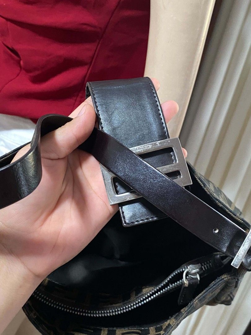 Lv clutch (Category: Luxury Bags & Wallets) located in Tagum. Submitted by luxbagelyas (Listing ID 1458993293, Image 2). Description: super ganda neto no flaws black na black pa malinis loob at labas sign of use only.