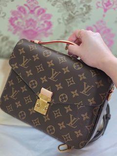 (Category: ) located in . Submitted by aaliyahs.closet2 (Listing ID 1458902533, Image 1). Description: .