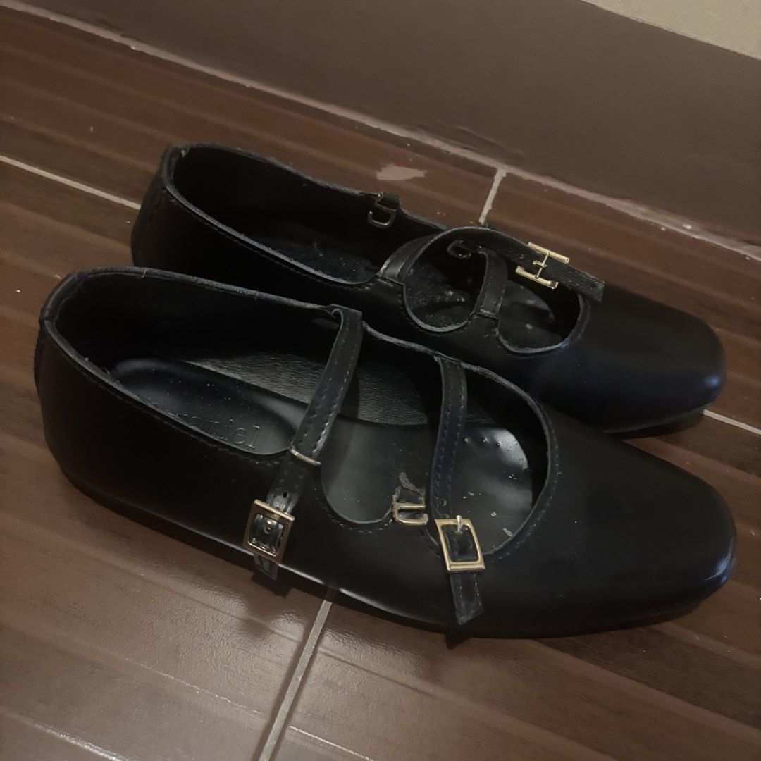 Meraniel Leather Elsa Closed Flats (Category: Flats & Sandals) located in Manila. Submitted by waywaya (Listing ID 1458959651, Image 1). Description: Meraniel Leather Elsa Closed Flats - good quality leather - really pretty when worn - has signs of wear but still in good condition - size 8 womens or 25cm long rfs: my feet got wider. would love to keep this pair but it’s uncomfortable for me to wear na current srp: 3100 can be negotiated if you wi