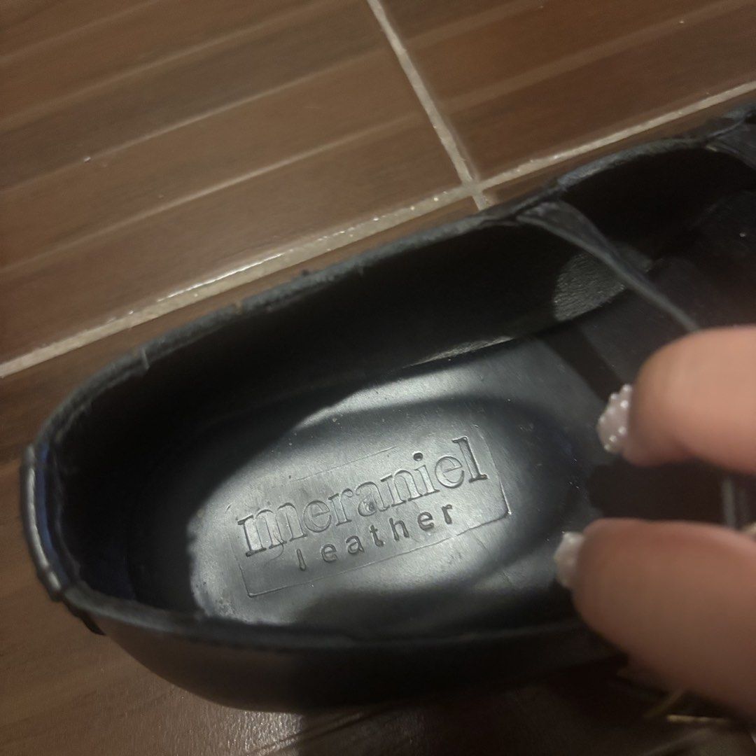 Meraniel Leather Elsa Closed Flats (Category: Flats & Sandals) located in Manila. Submitted by waywaya (Listing ID 1458959651, Image 3). Description: Meraniel Leather Elsa Closed Flats - good quality leather - really pretty when worn - has signs of wear but still in good condition - size 8 womens or 25cm long rfs: my feet got wider. would love to keep this pair but it’s uncomfortable for me to wear na current srp: 3100 can be negotiated if you wi