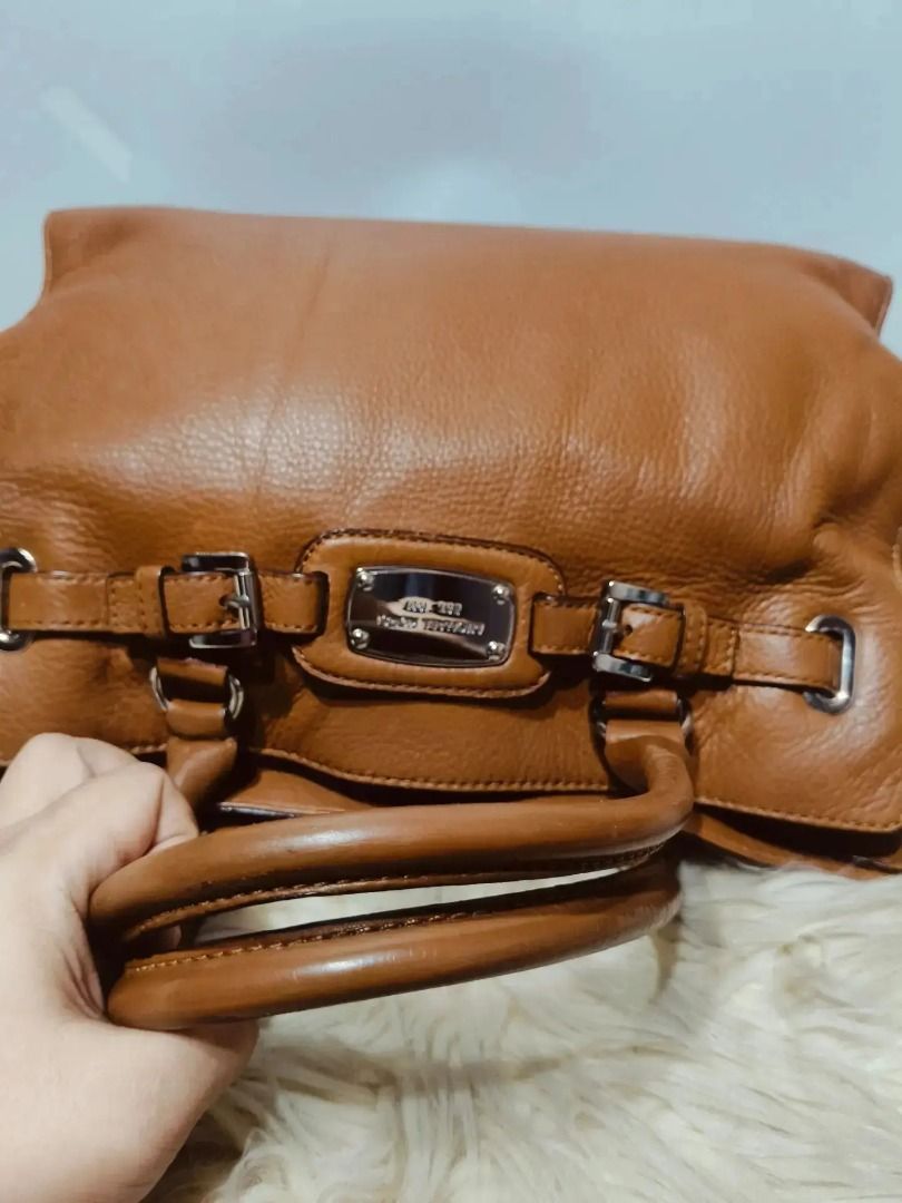 Michael Kors Leather Tote Bag (Category: Shoulder Bags) located in Cabuyao City. Submitted by your____lux____shop (Listing ID 1458966255, Image 3). Description: Sale❗️Sale❗️Sale❗️ Original Michael Kors tan Large silver hardwares Pure genuine leather 📌First to pay!.