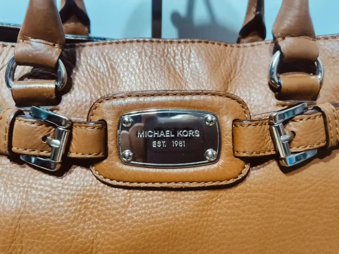 Michael Kors Leather Tote Bag (Category: Shoulder Bags) located in Cabuyao City. Submitted by your____lux____shop (Listing ID 1458966255, Image 2). Description: Sale❗️Sale❗️Sale❗️ Original Michael Kors tan Large silver hardwares Pure genuine leather 📌First to pay!.