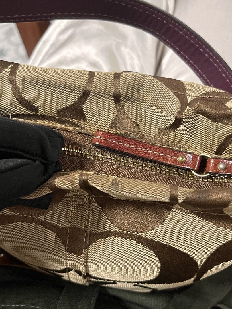 Mini Carly | Coach Vintage Y2K (Category: Shoulder Bags) located in Baguio. Submitted by vintagegurlie (Listing ID 1458922933, Image 3). Description: preloved use from japan; kasya phone and wallet; no hindi kasya ipad, mini nga ih 😭✋.