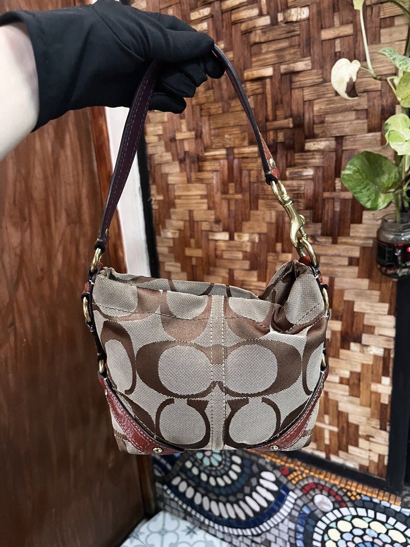 Mini Carly | Coach Vintage Y2K (Category: Shoulder Bags) located in Baguio. Submitted by vintagegurlie (Listing ID 1458922933, Image 2). Description: preloved use from japan; kasya phone and wallet; no hindi kasya ipad, mini nga ih 😭✋.
