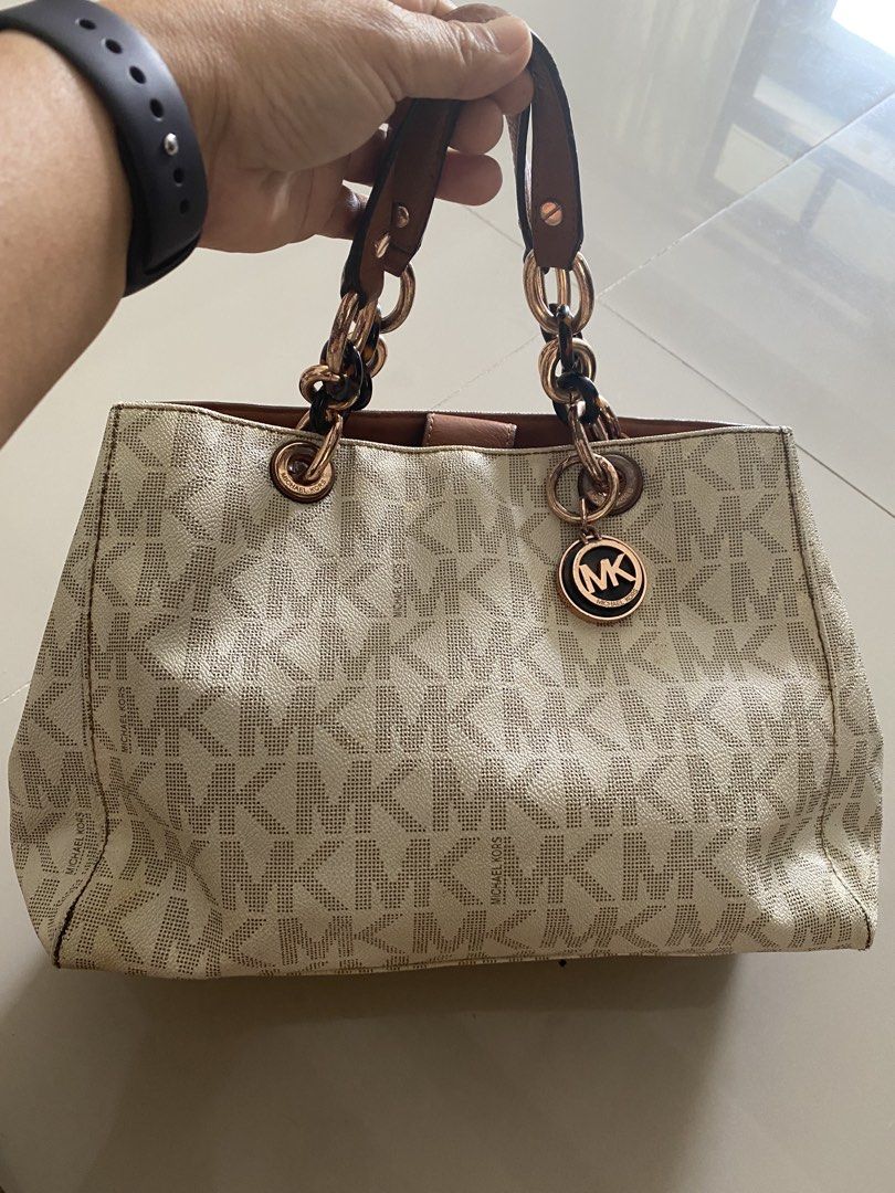 Mk bag (Category: Luxury Bags & Wallets) located in Barili. Submitted by jenn.elyn (Listing ID 1458932939, Image 3). Description: Used mk bag i excellent condition no sling attached .