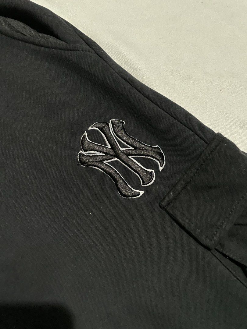 MLB New York Yankees Jogger Pants (Category: Joggers) located in Las Pinas. Submitted by rdcthriftedshop (Listing ID 1458923175, Image 3). Description: 📦 New York Yankees Jogger Pants Size Large on tag Waistline: 28 up to 36 Length: 36 Color rate: 10/10 Condition: As New Condition No Issue.