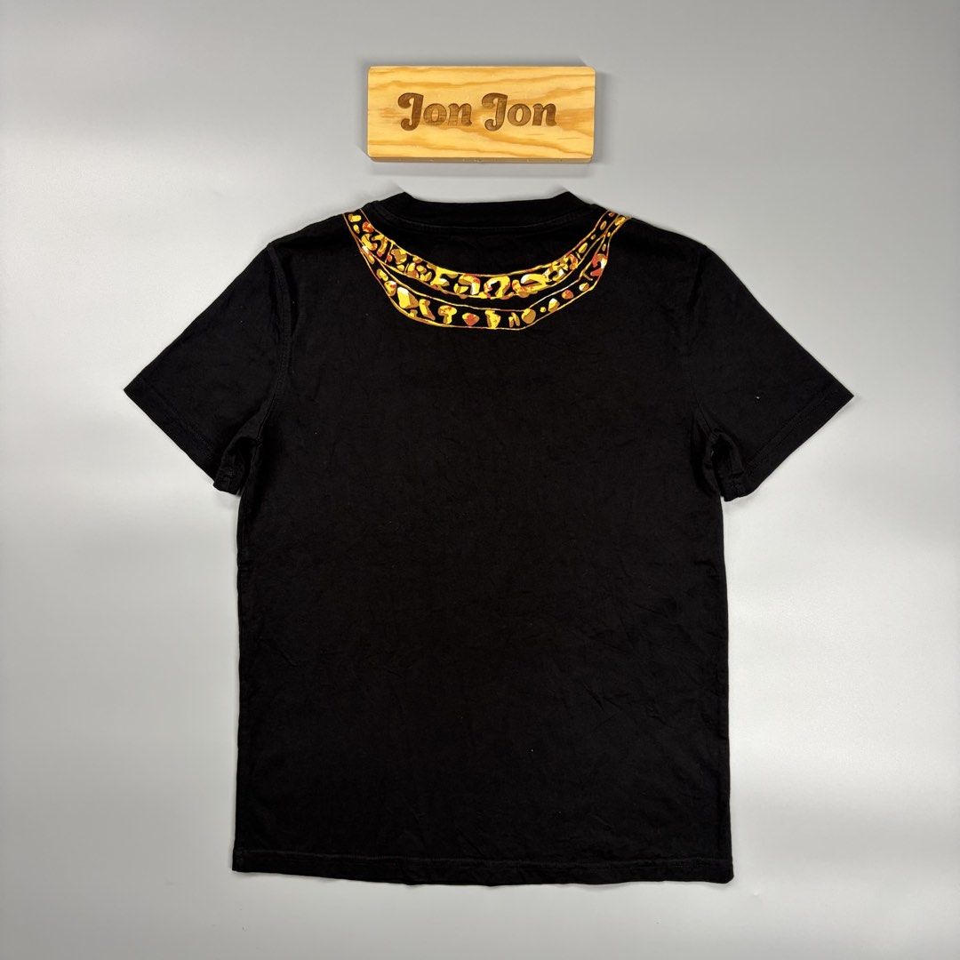 (Sale)Moschino Chain Tshirt (Category: Luxury Apparel) located in Cavite. Submitted by onebeancent (Listing ID 1459087709, Image 2). Description: 🔘M0sch.n0 Gold Chain Design Size: 36 (Small to Medium Women) Dimension: 17" Width | 23" Length Color: Black Color Rate: 10/10 Issue: None Condition: Good as new‼️ Before: 1,150php Now: 850php Additional shipping Fee (J&T Small Pouch) 75php Luzon 100php visayas 120php mindanao.