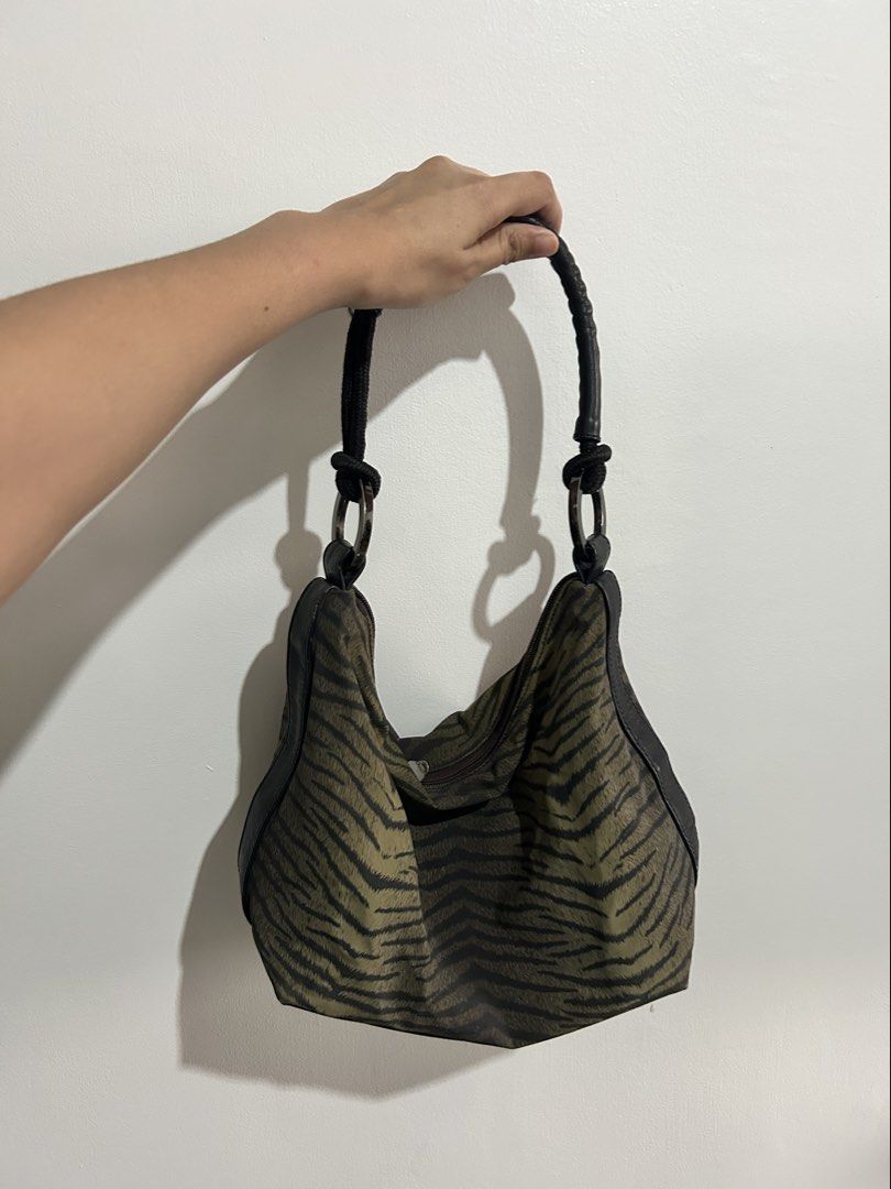 Moschino Tiger Print Shoulder Bag (Category: Luxury Bags & Wallets) located in Batangas. Submitted by nixiaempleo23 (Listing ID 1459004431, Image 1). Description: .