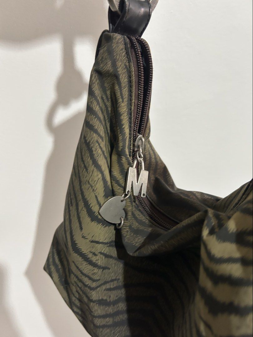 Moschino Tiger Print Shoulder Bag (Category: Luxury Bags & Wallets) located in Batangas. Submitted by nixiaempleo23 (Listing ID 1459004431, Image 2). Description: .