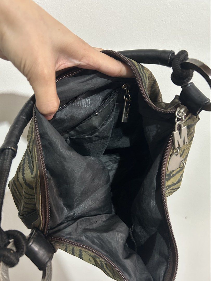 Moschino Tiger Print Shoulder Bag (Category: Luxury Bags & Wallets) located in Batangas. Submitted by nixiaempleo23 (Listing ID 1459004431, Image 3). Description: .
