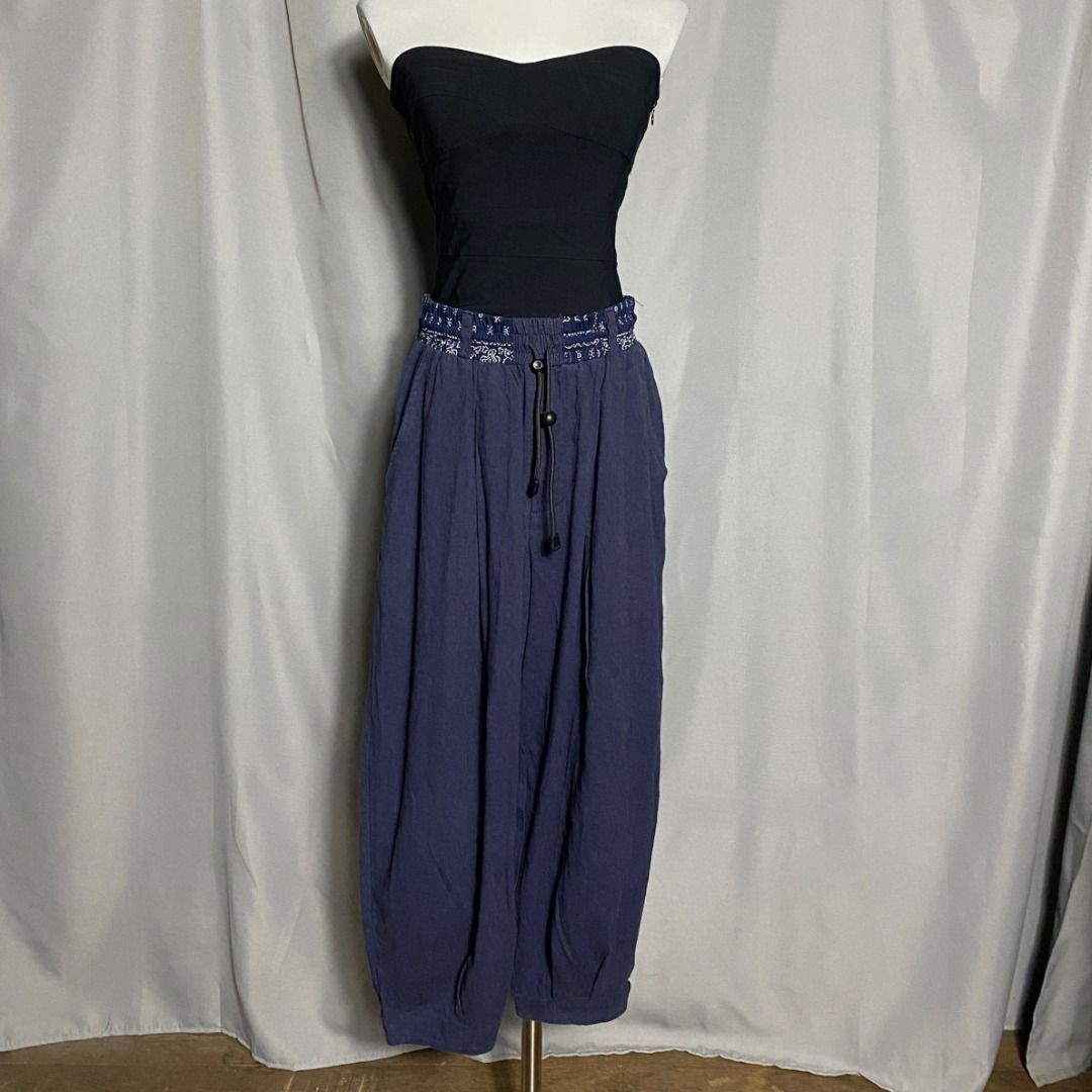 Navy Blue wide leg pants (Category: Jeans) located in Las Pinas. Submitted by ipickyou (Listing ID 1459047761, Image 1). Description: Unwashed Condition: 10/10 𝗠𝗲𝗮𝘀𝘂𝗿𝗲𝗺𝗲𝗻𝘁𝘀 𝘄𝗵𝗲𝗻 𝗹𝗮𝗶𝗱 𝗳𝗹𝗮𝘁: -Waist: 13-18” -Length: 33 1/2” -Inseam: 21 1/2”.