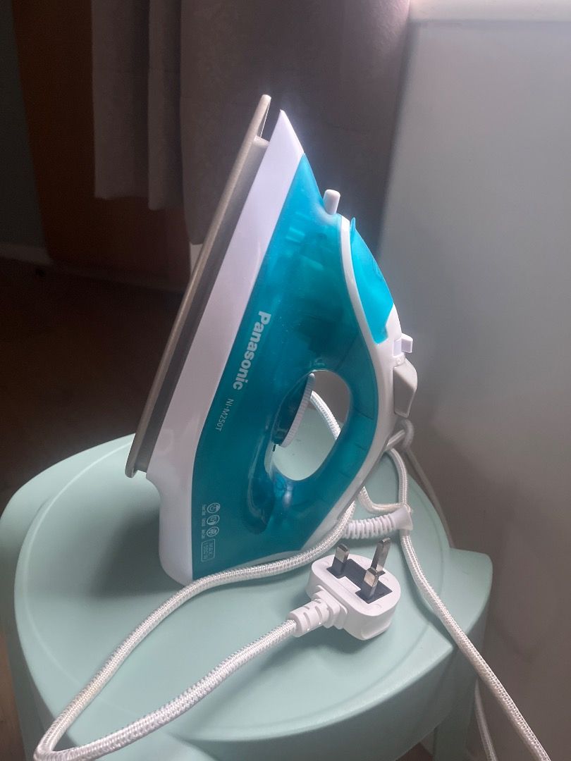 New iron （分類：熨斗及掛熨機）位於 Hong Kong。 由 mbld28 提交（商品編號 1458920122，圖片 1）。簡介： Iron never used Have to pick up at Wan Chai 。